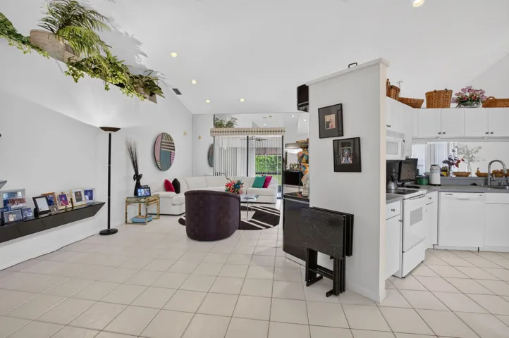 KITCHEN TO THE RIGHT