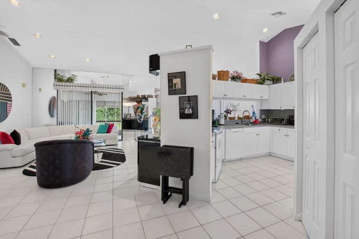 KITCHEN TO THE RIGHT