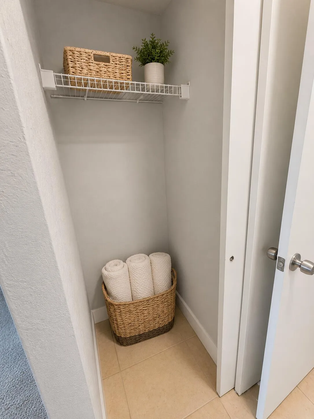 Integrated wire shelving provides versatile storage options