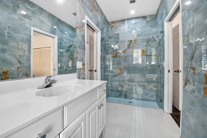 Jack & Jill Cabana Bahtroom