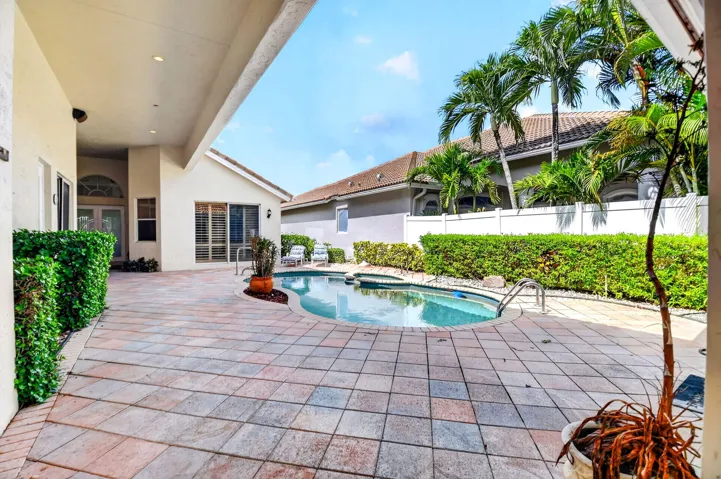 Courtyard Patio & Pool