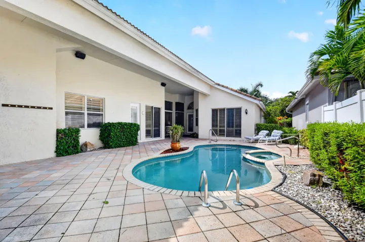 Courtyard Patio & Pool