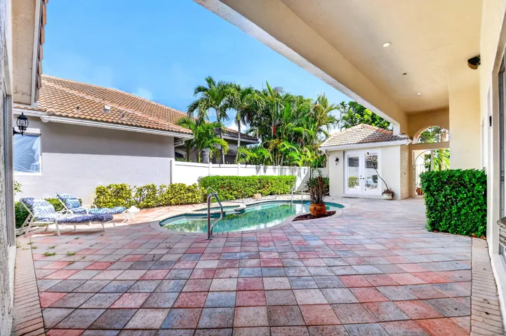 Courtyard Patio & Pool