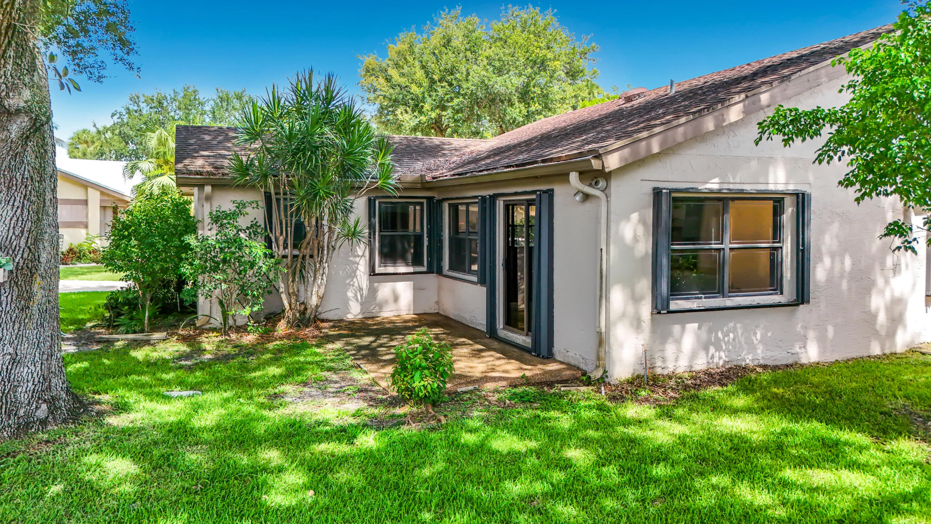 2208 Seagrape Circle-80