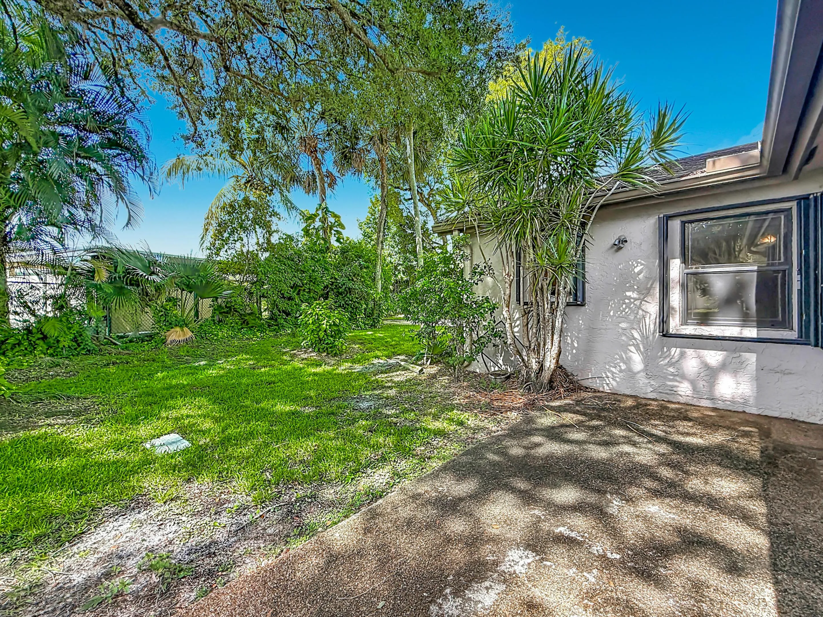 2208 Seagrape Circle-77