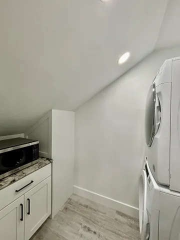 Off-the-kitchen area