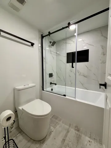 Main bathroom: bathtub