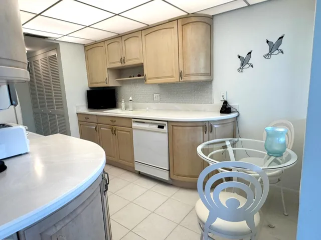 Kitchen & Breakfast Table