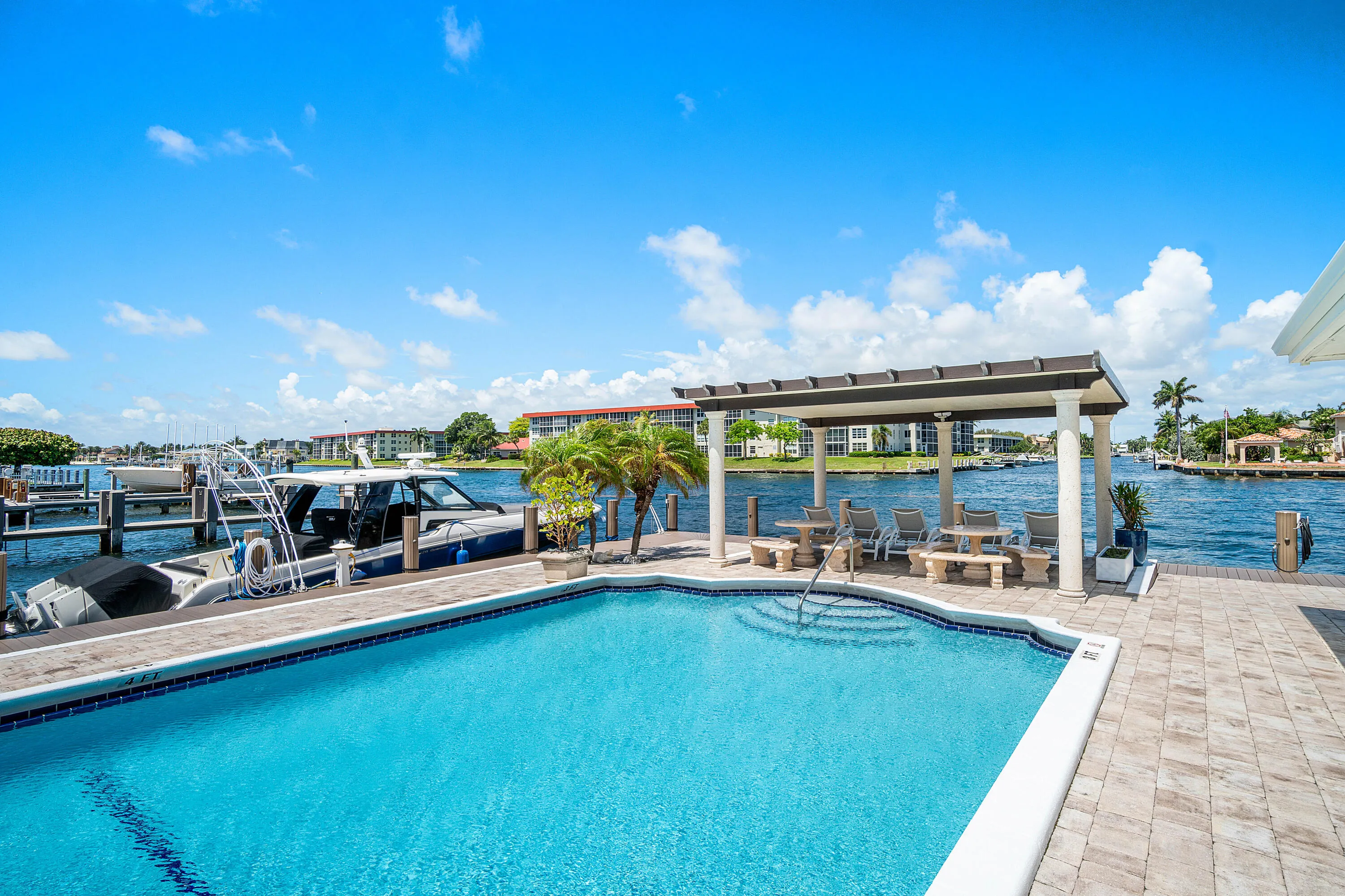 Pool level with the intracoastal is a VIBE - like swimming with the boats!