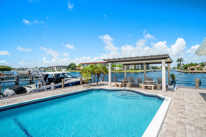 Pool level with the intracoastal is a VIBE - like swimming with the boats!