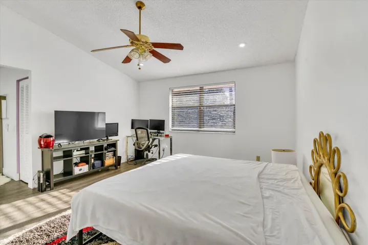 18-7357 NW 34th St-18