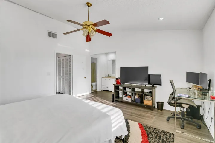 16-7357 NW 34th St-16
