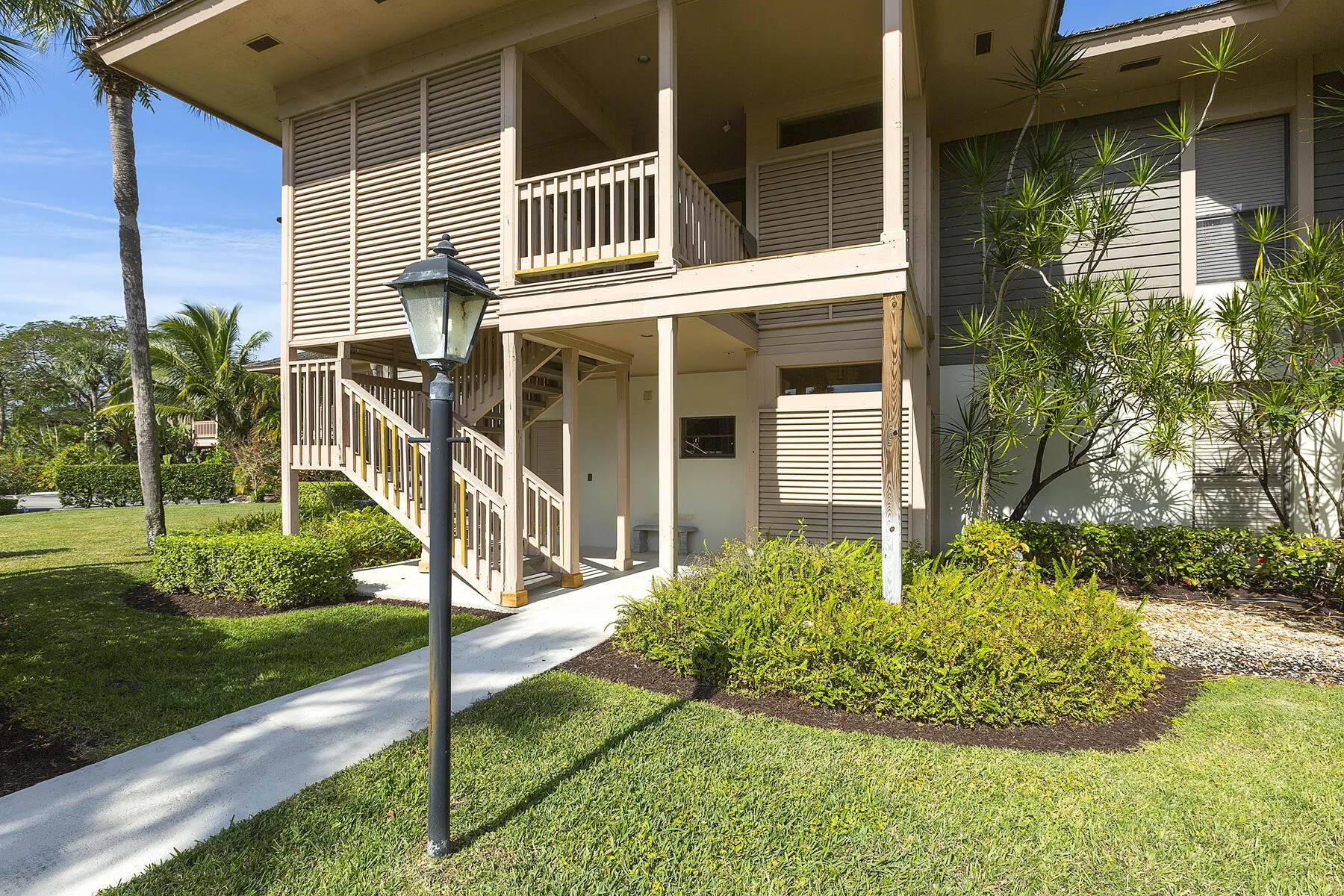 01a_Frontyard