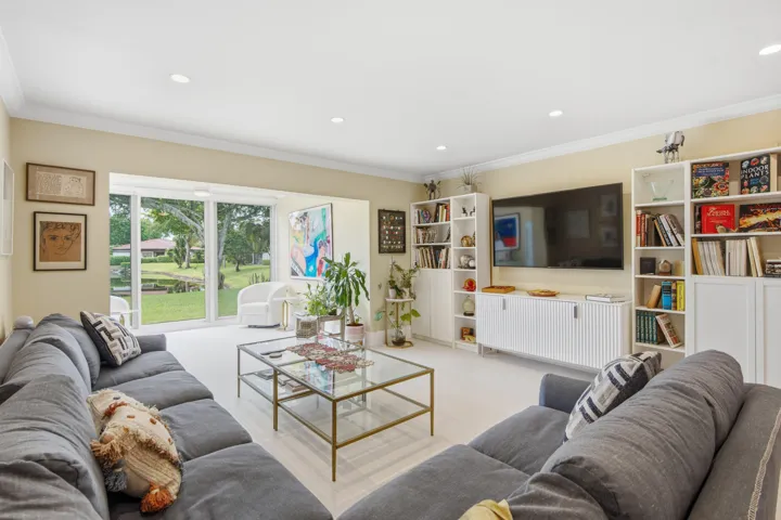 15_luxpro.media 9232 pecky cypress lane