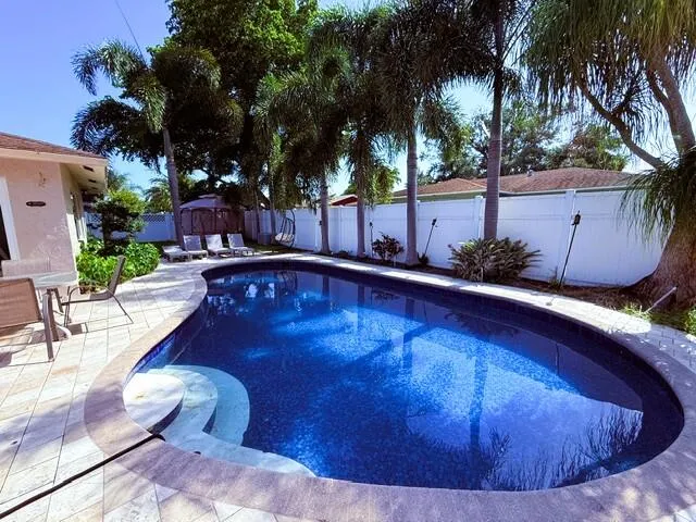 Freeform swimming pool with integrated steps