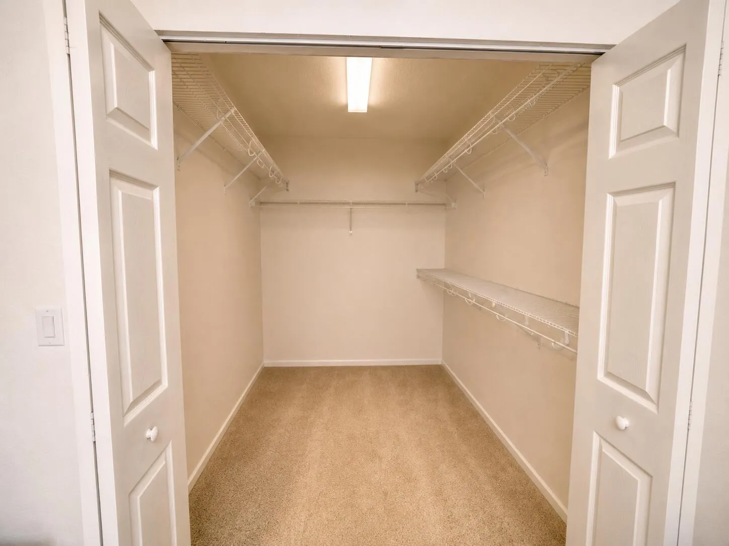 WALKIN CLOSET (AI ENHANCED)