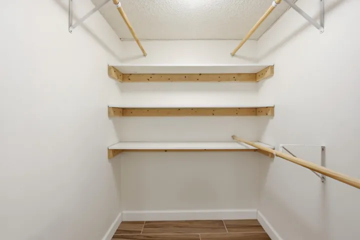 22_walk-in closet