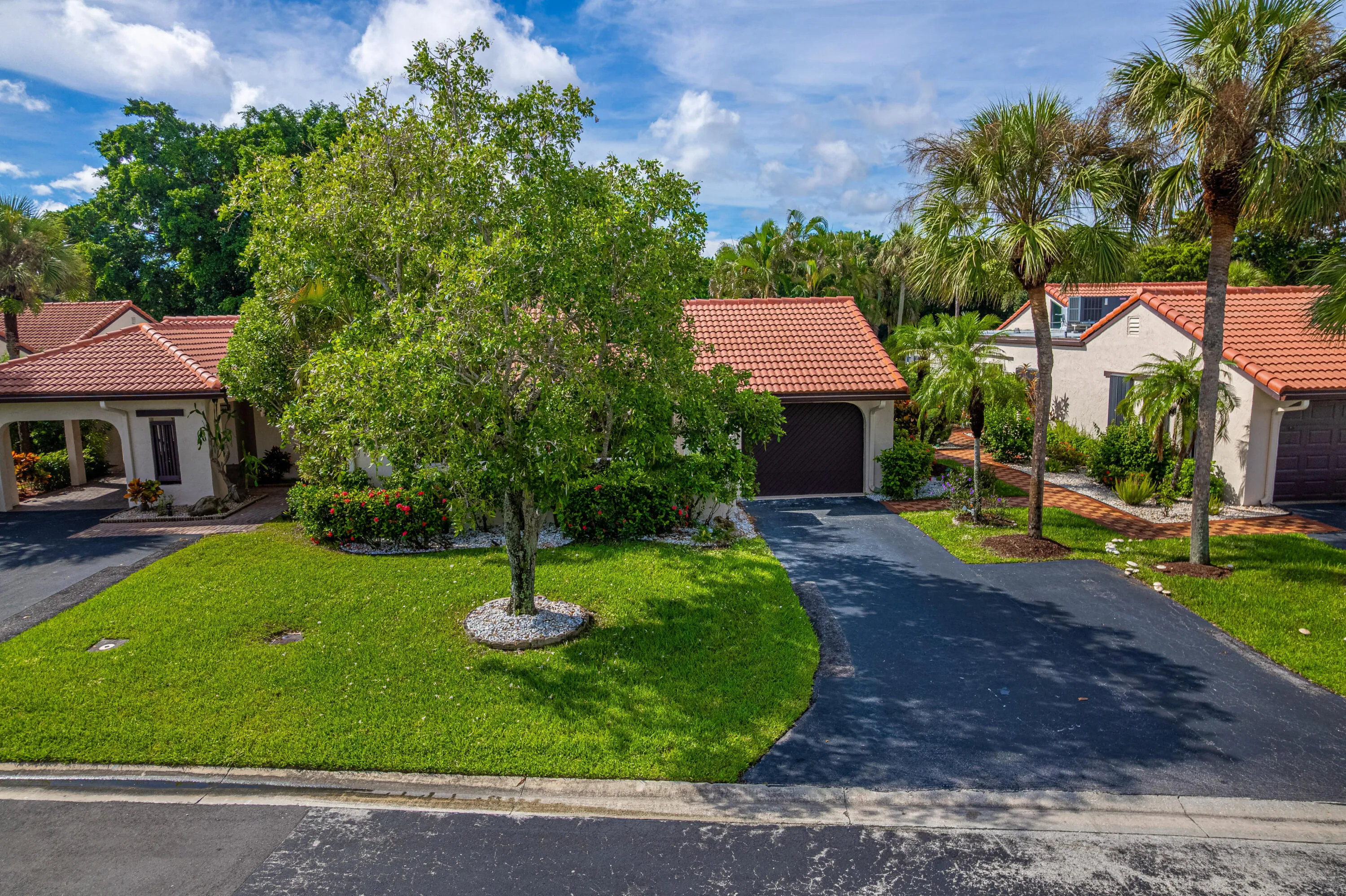 large 3 cars driveway