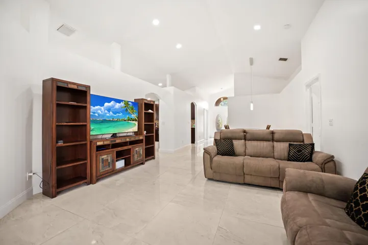 8-web-or-mls-1842-oak-berry-cir