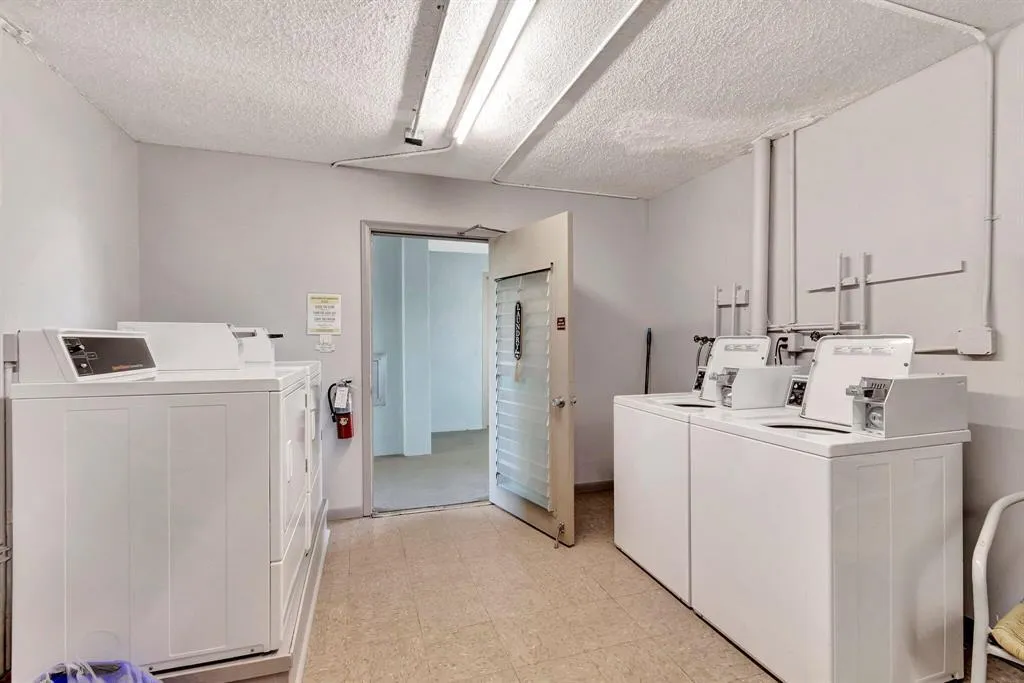 Laundry room Victoria Cir