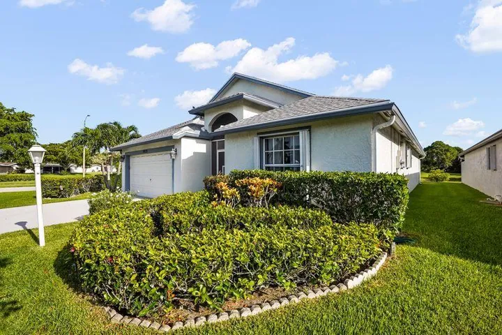 5025 FRONT SIDE YARD