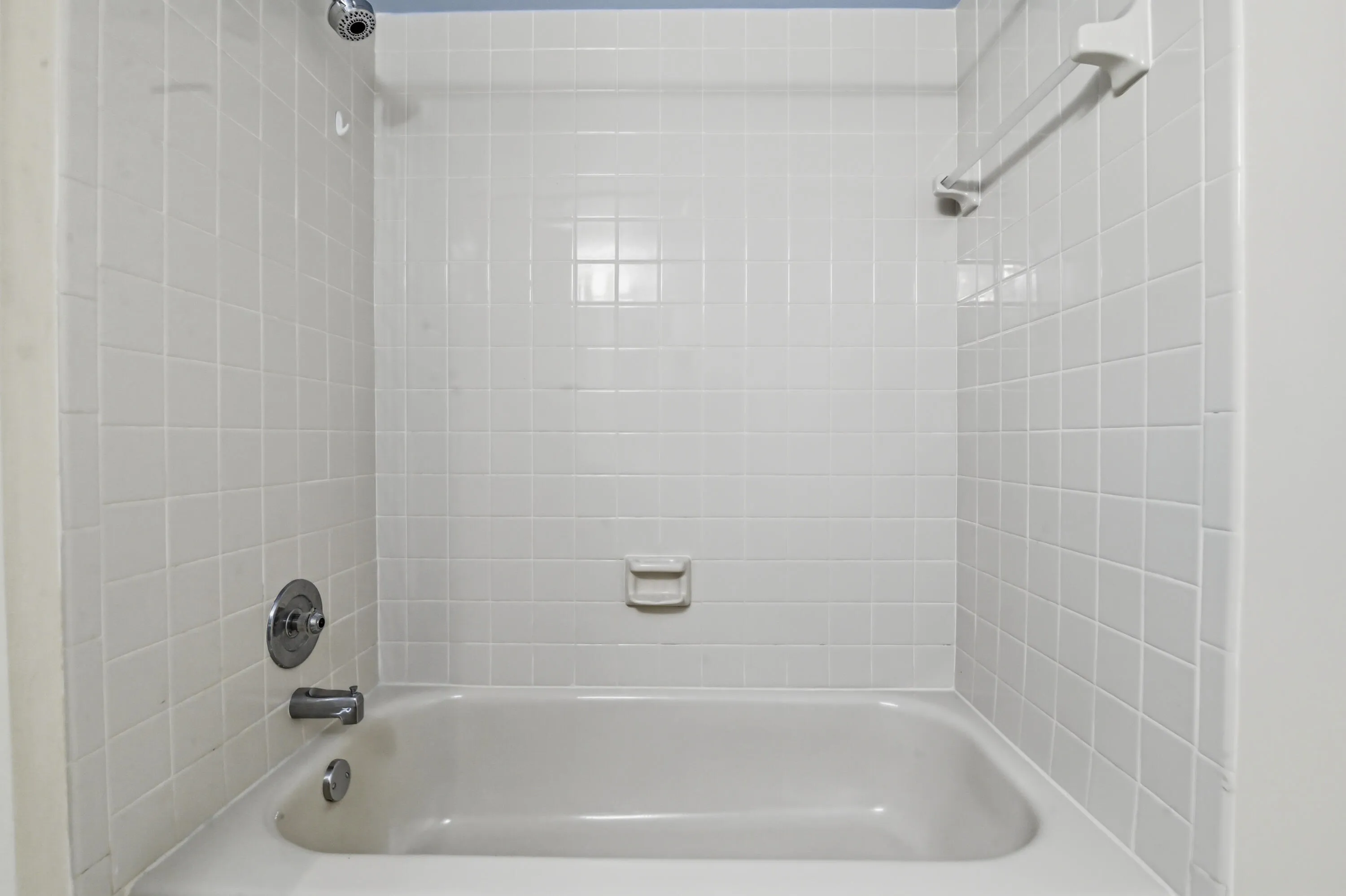 14 Bathroom 02