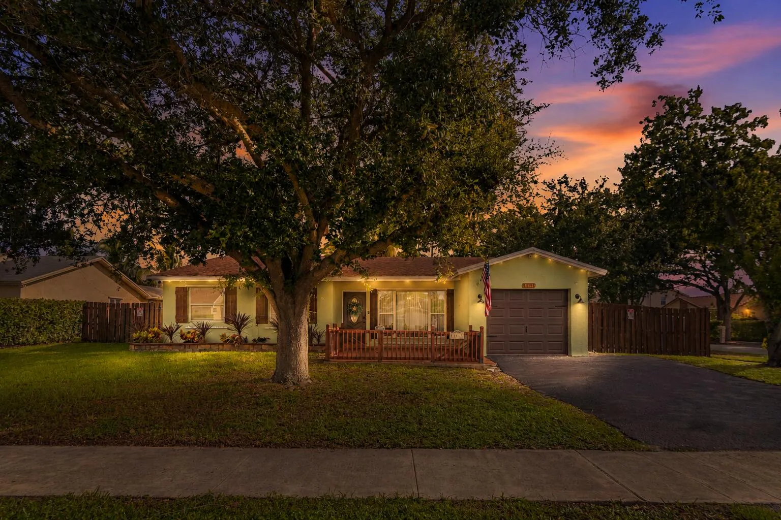 Convenient access to Sawgrass Mills, parks, dining, shopping and major highways.