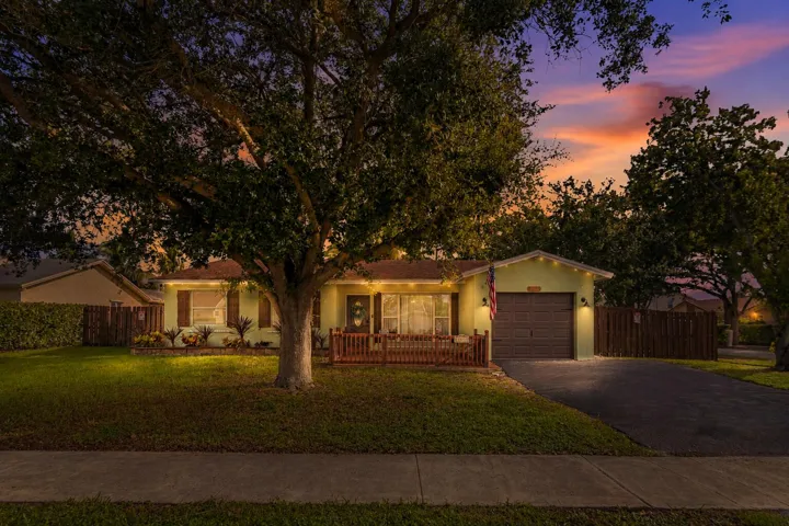 Convenient access to Sawgrass Mills, parks, dining, shopping and major highways.