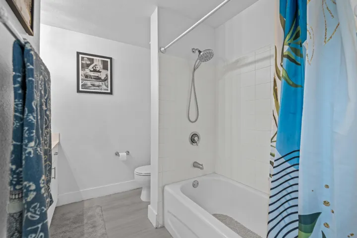 533 NE 3rd Ave FTL - Pwayko-9731