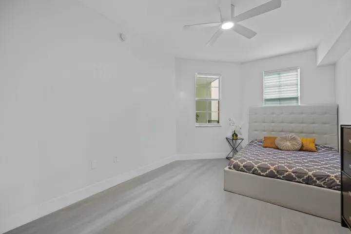 533 NE 3rd Ave FTL - Pwayko-9752