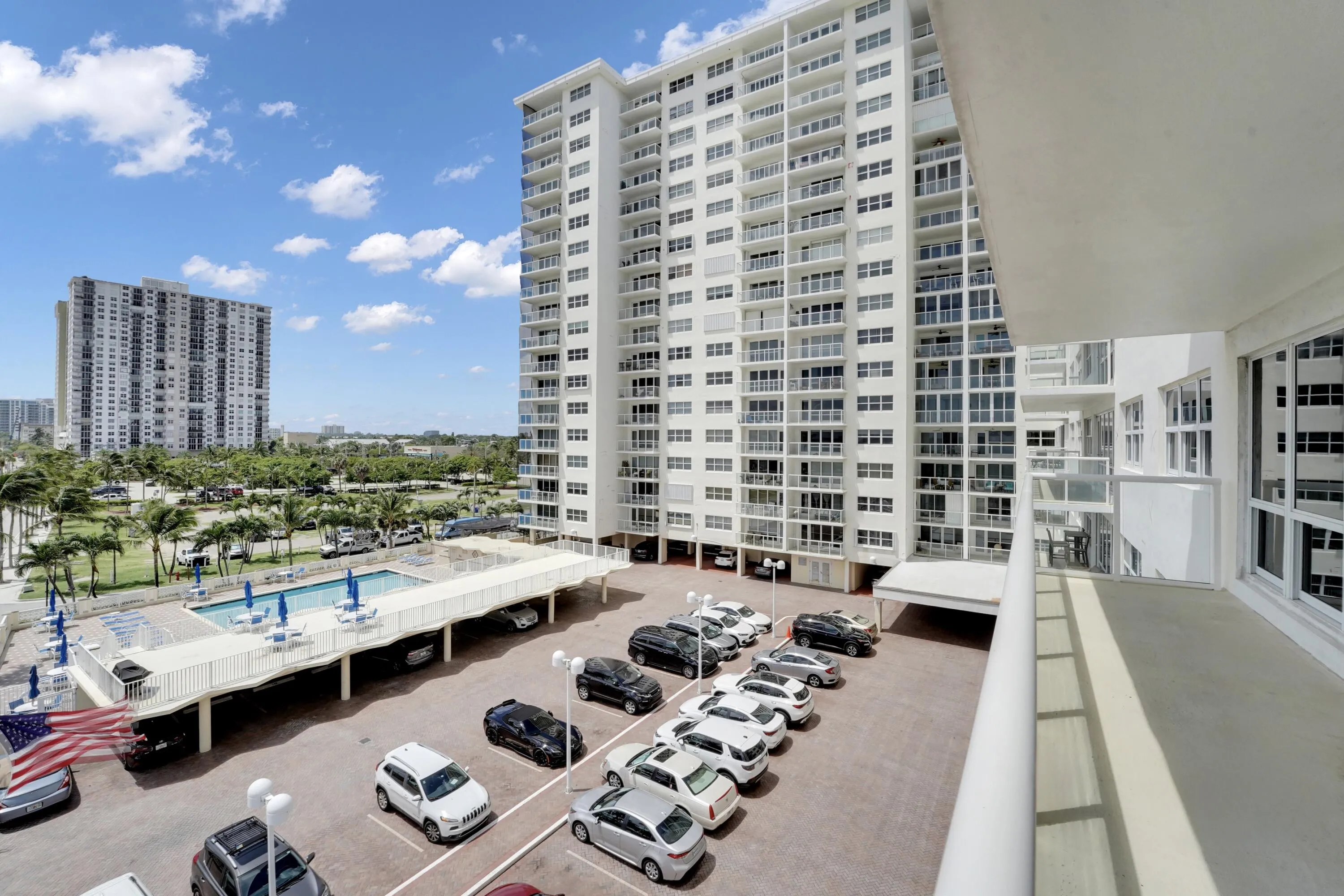 Buildind and pool