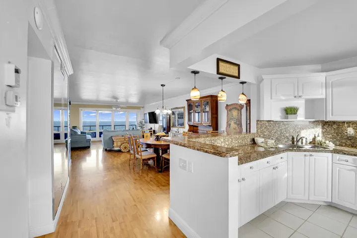Entrance way straight to ocean views