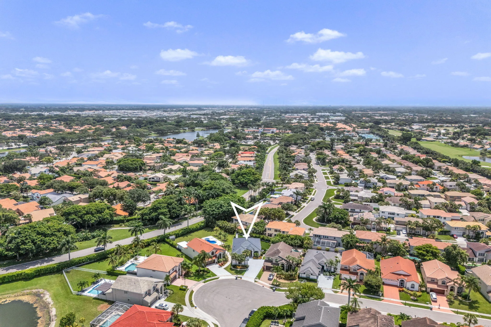 Residential neighborhood featuring a cul-de-sac and diverse rooflines