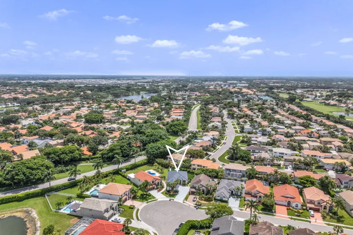 Residential neighborhood featuring a cul-de-sac and diverse rooflines