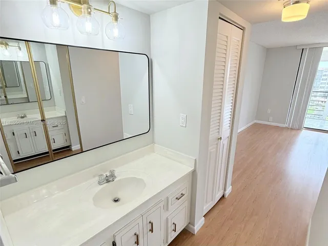 1300 Saint Charles 706 8