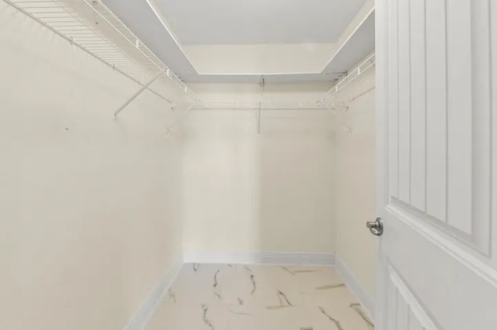 20 Closet 01