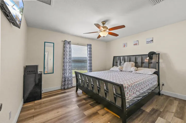 24 Bedroom 01