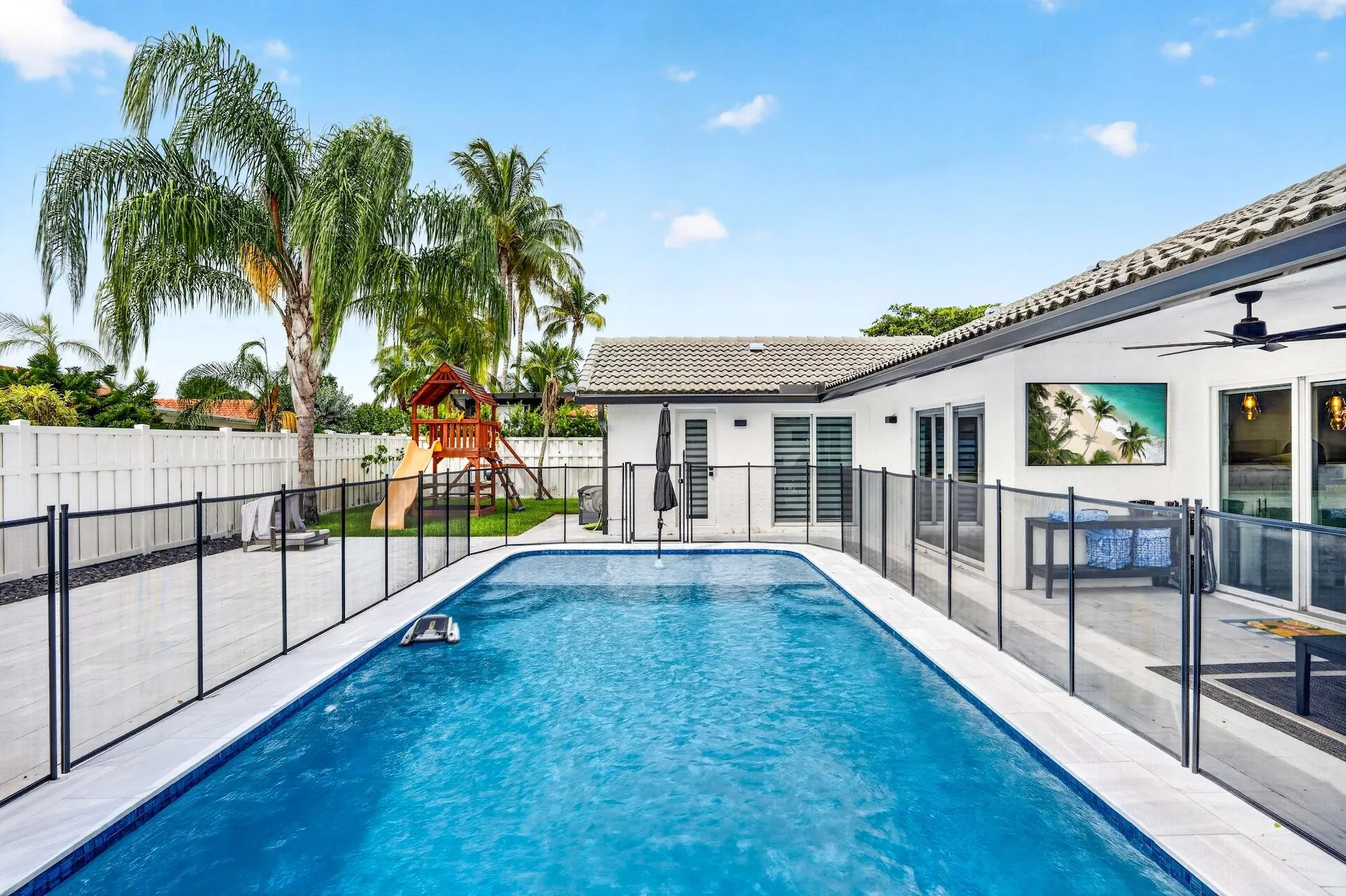 LARGE HEATED POOL