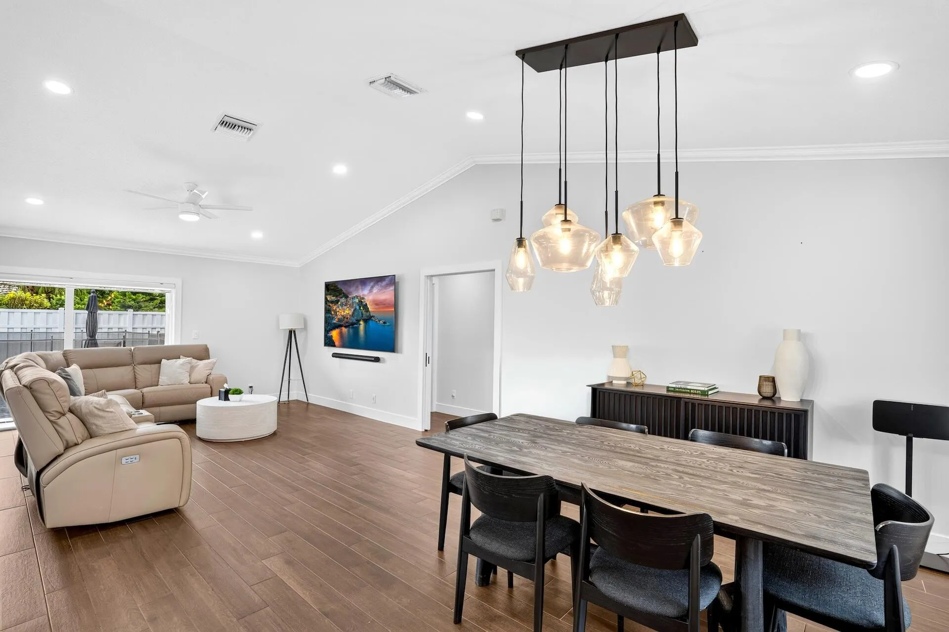 DINING / FAMILY ROOM AREA