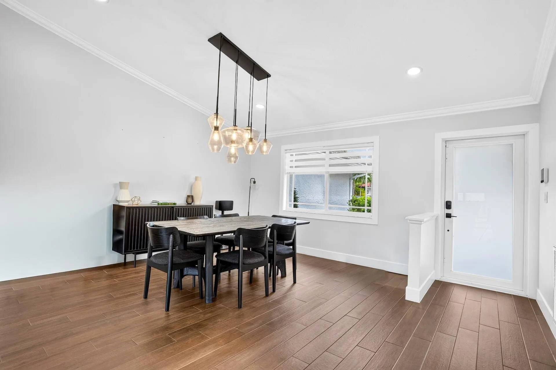 DINING / ENTRY AREA