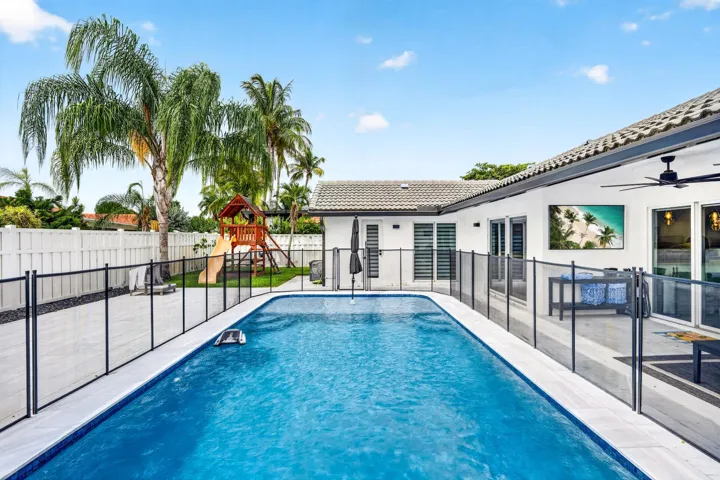 LARGE HEATED POOL