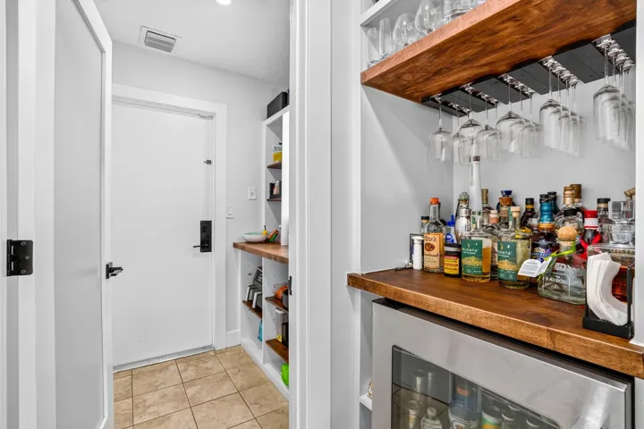 KITCHEN BAR