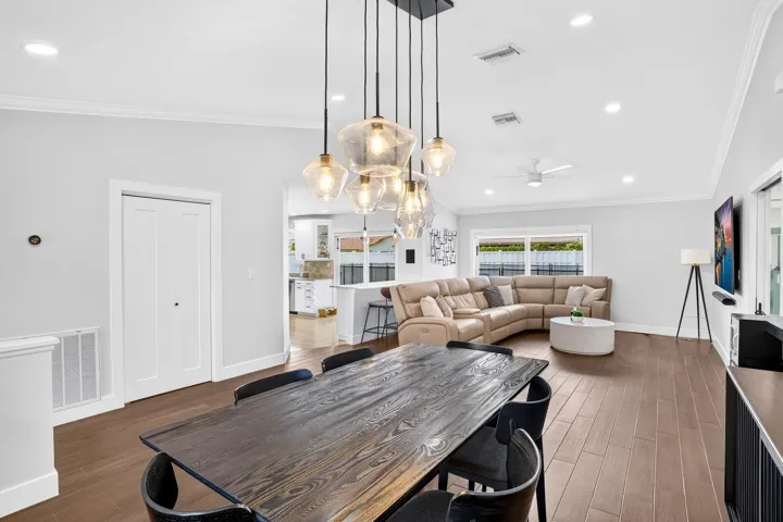 DINING / FAMILY ROOM AREA