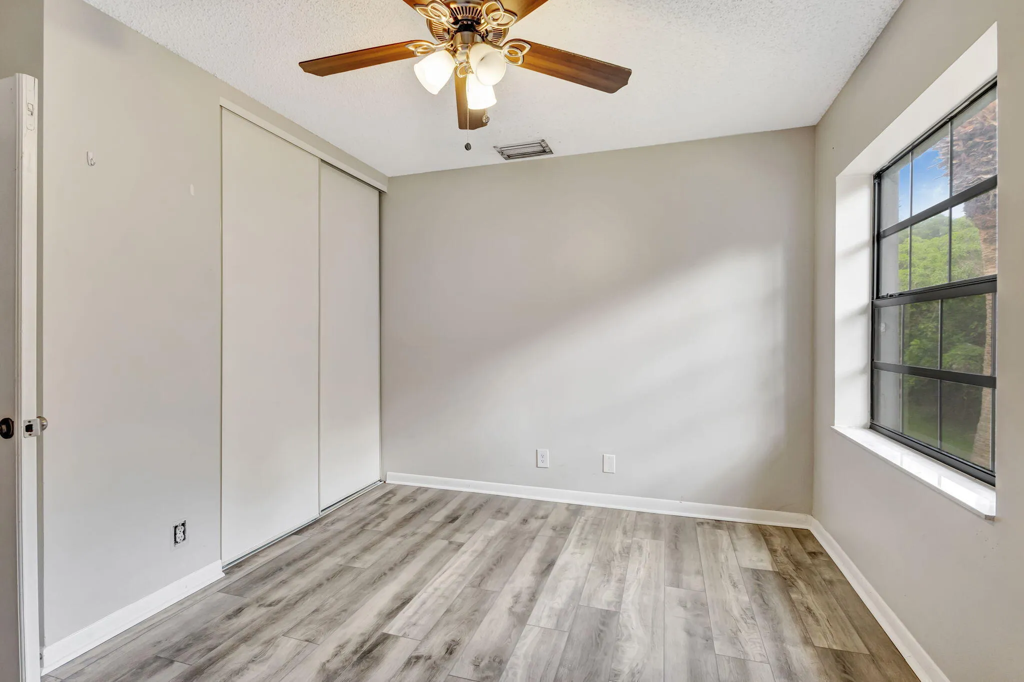 2nd bedroom without furniture