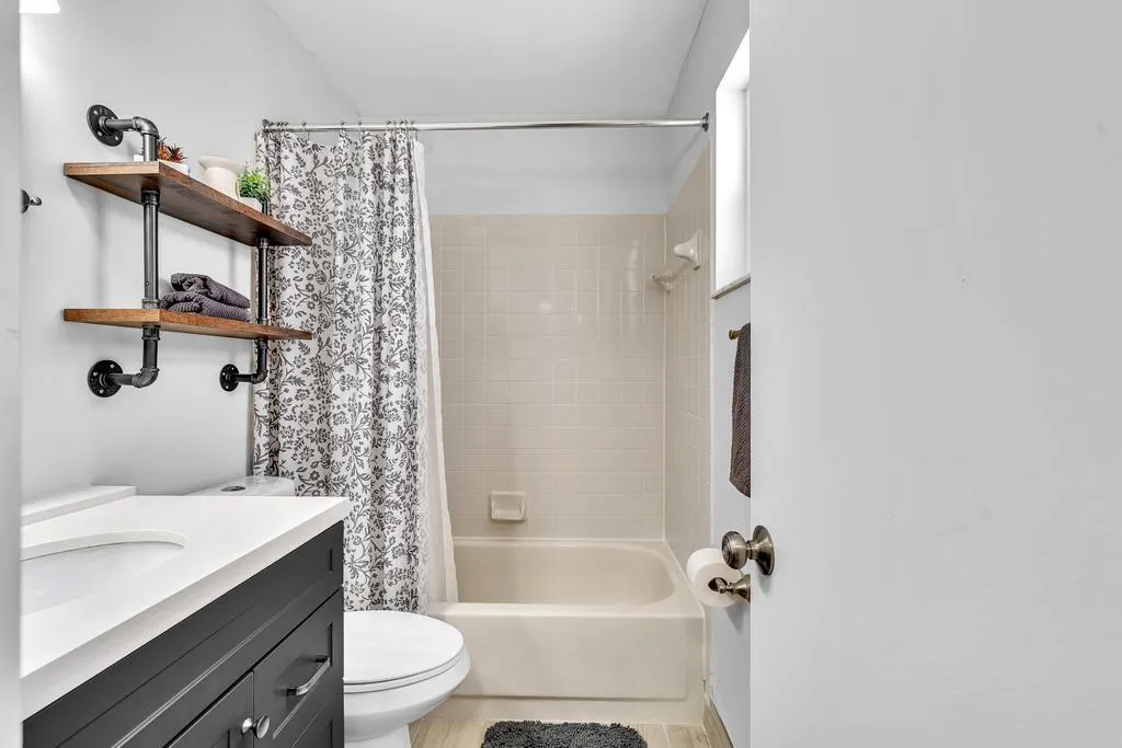 Guest Bathroom Shower & Tub Combo