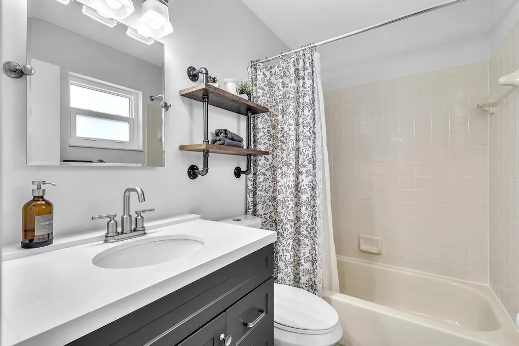 Guest Bathroom Shower & Tub Combo