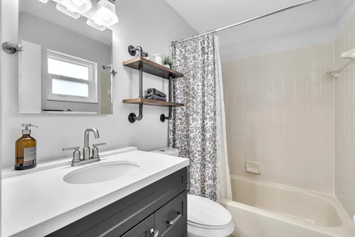 Guest Bathroom Shower & Tub Combo