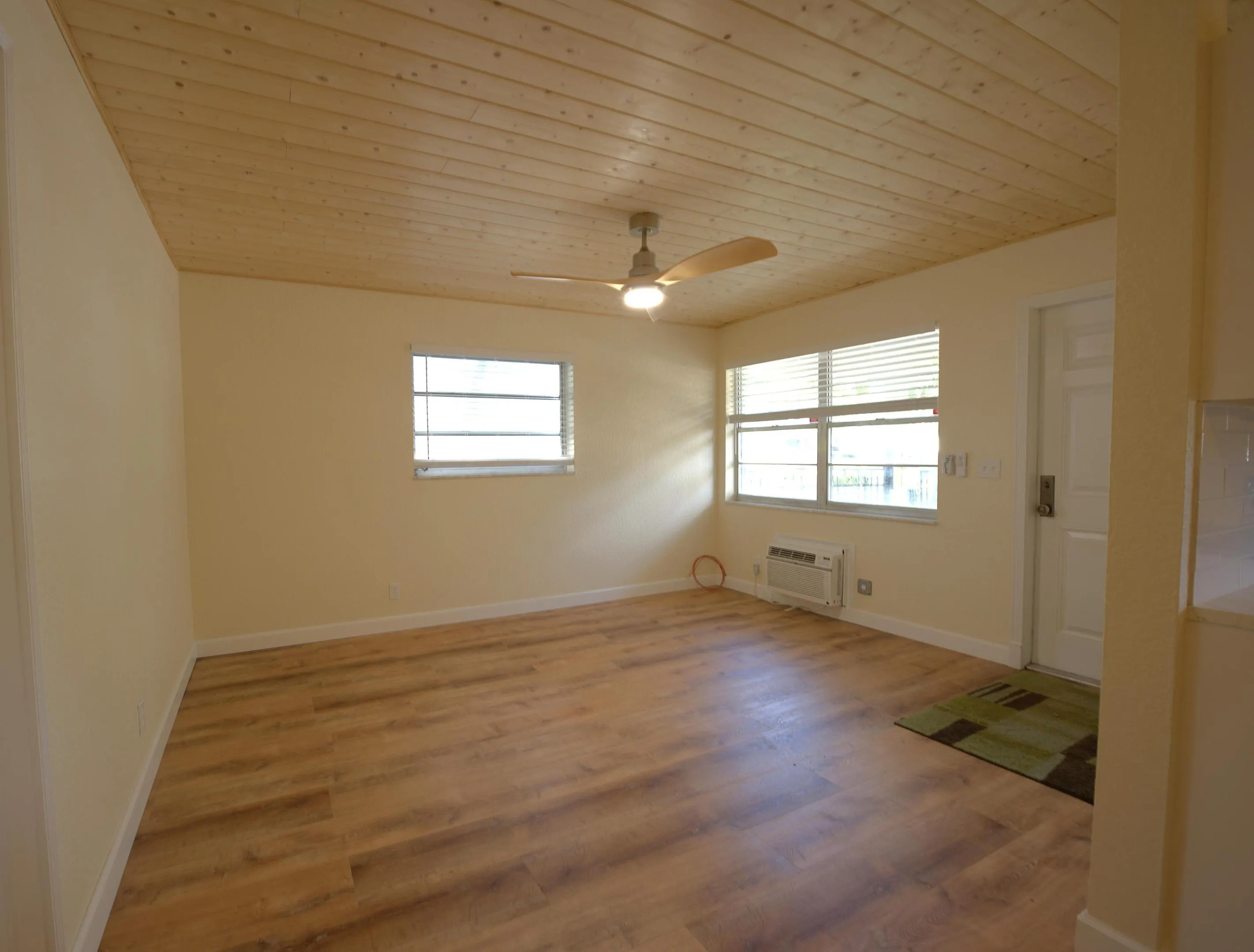 220 4 living room 2