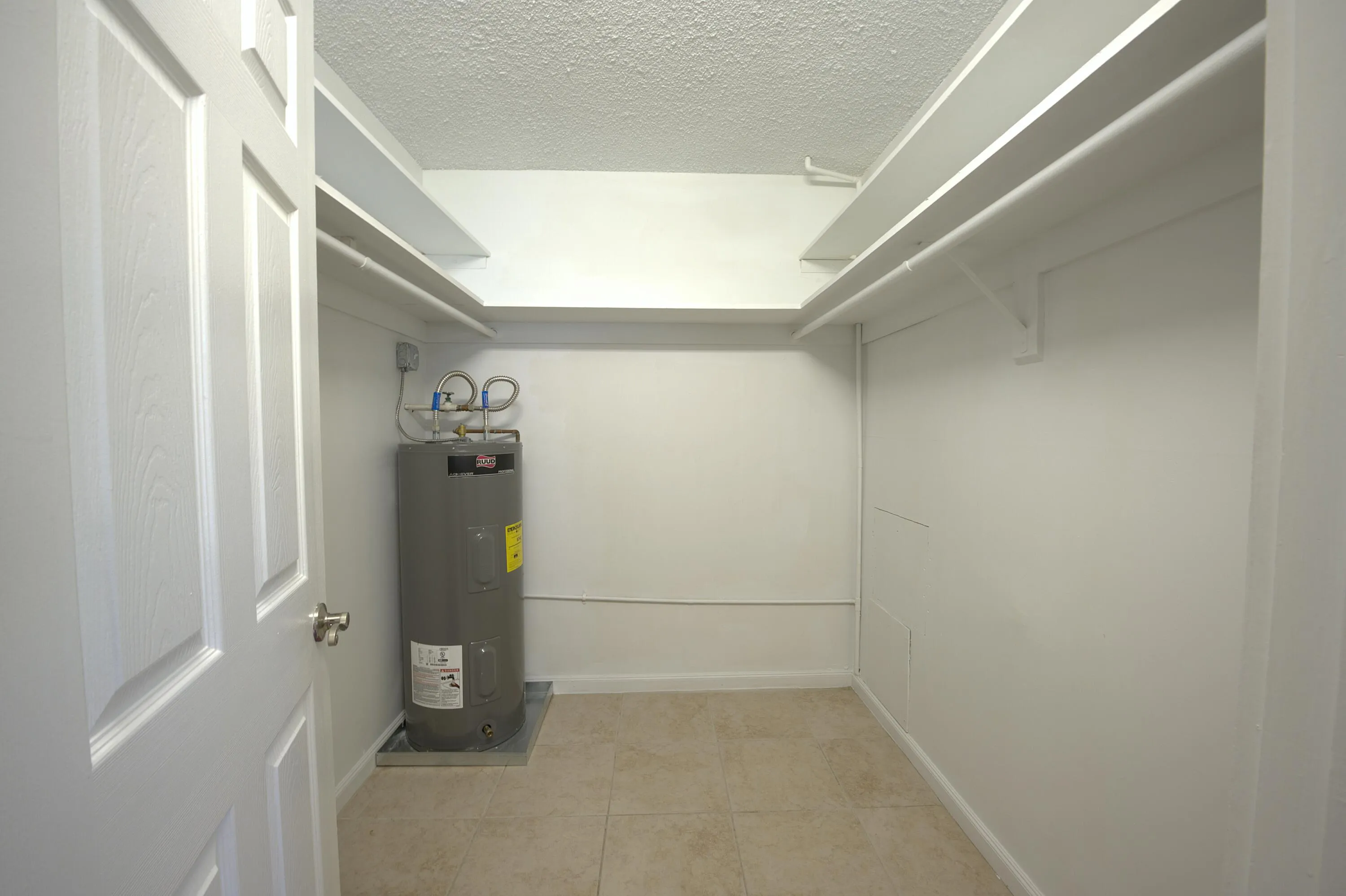 220 4 walk in closet