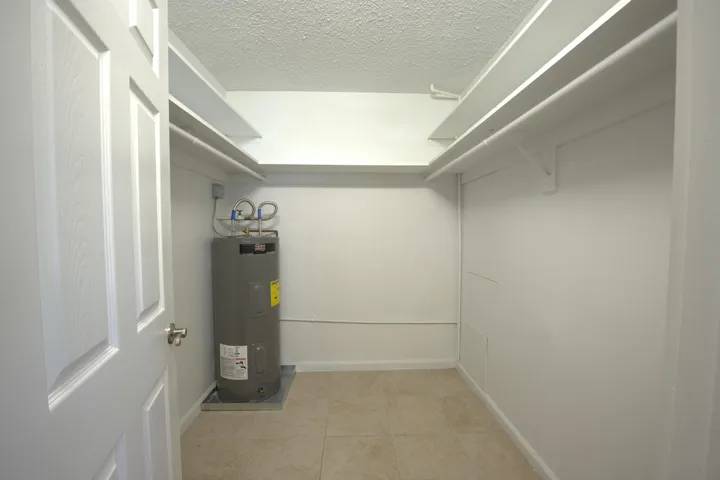 220 4 walk in closet